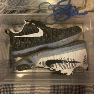 Men’s Size 10 Kobe Bryant X Sharkjaw SE Sneakers. Highly sought after!!